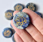 Edelsteen Lapis Lazuli schijf 2,5cm met Lotus symbool – Zaksteen worry stone