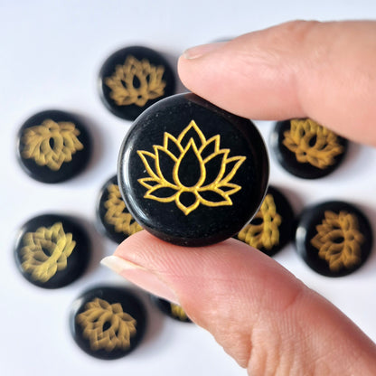 Edelsteen Zwarte Obsidiaan schijf 2,5cm met Lotus symbool – Zaksteen worry stone
