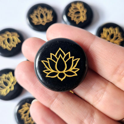 Edelsteen Zwarte Obsidiaan schijf 2,5cm met Lotus symbool – Zaksteen worry stone