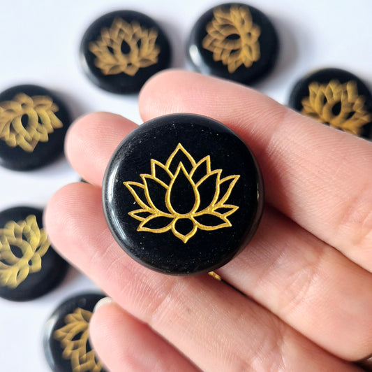 Edelsteen Zwarte Obsidiaan schijf 2,5cm met Lotus symbool – Zaksteen worry stone