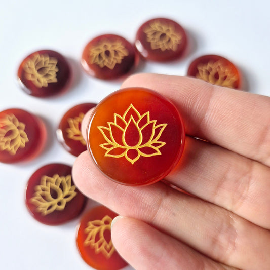 Edelsteen Carneool schijf 2,5cm met Lotus symbool – Zaksteen worry stone