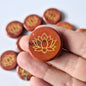 Edelsteen Rode Jaspis schijf 2,5cm met Lotus symbool – Zaksteen worry stone