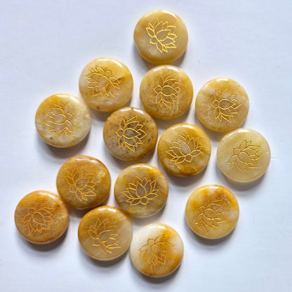 Edelsteen Gele Aventurijn schijf 2,5cm met Lotus symbool – Zaksteen worry stone