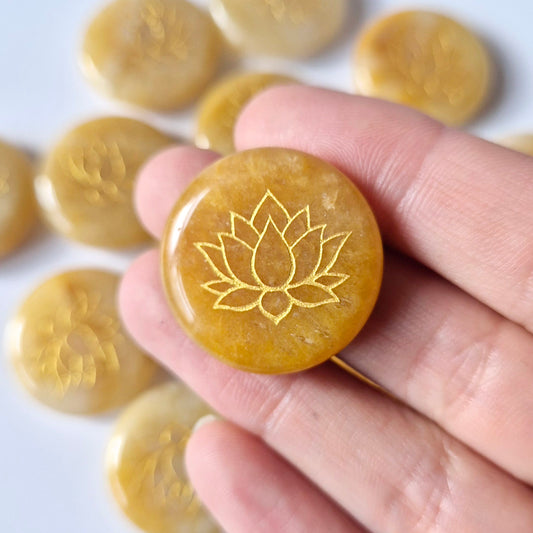 Edelsteen Gele Aventurijn schijf 2,5cm met Lotus symbool – Zaksteen worry stone