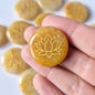 Edelsteen Gele Aventurijn schijf 2,5cm met Lotus symbool – Zaksteen worry stone