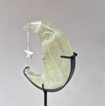 Prachtige Citrien Maan op Metalen Standaard – 10cm  Edelsteen Gezicht Gravure Spiritueel Interieur