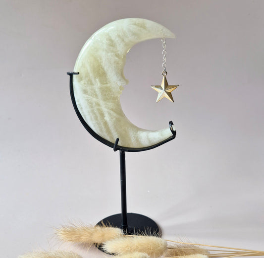 Prachtige Citrien Maan op Metalen Standaard – 10cm  Edelsteen Gezicht Gravure Spiritueel Interieur
