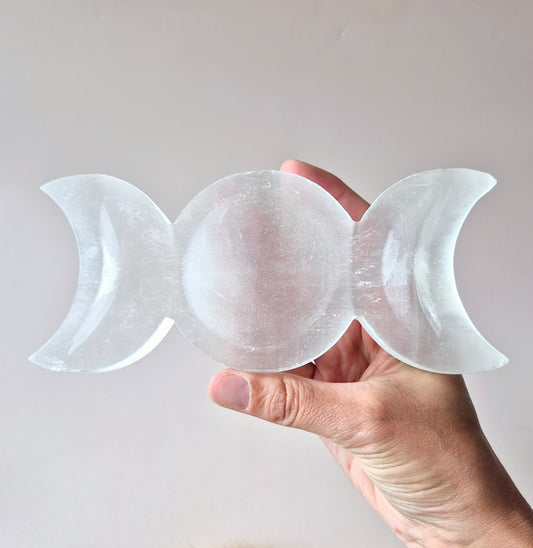 Seleniet Triple Moon oplaadschaaltje 15cm – heilige vrouwelijke energie & kristallenreiniging