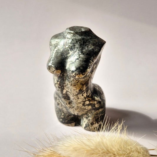 Pyriet vrouwenlichaam carving 8 cm – Edelsteen Buste