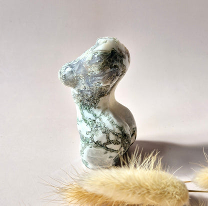 Mosagaat vrouwenbeeldje 8 cm (#6) – handgeslepen edelsteen carving
