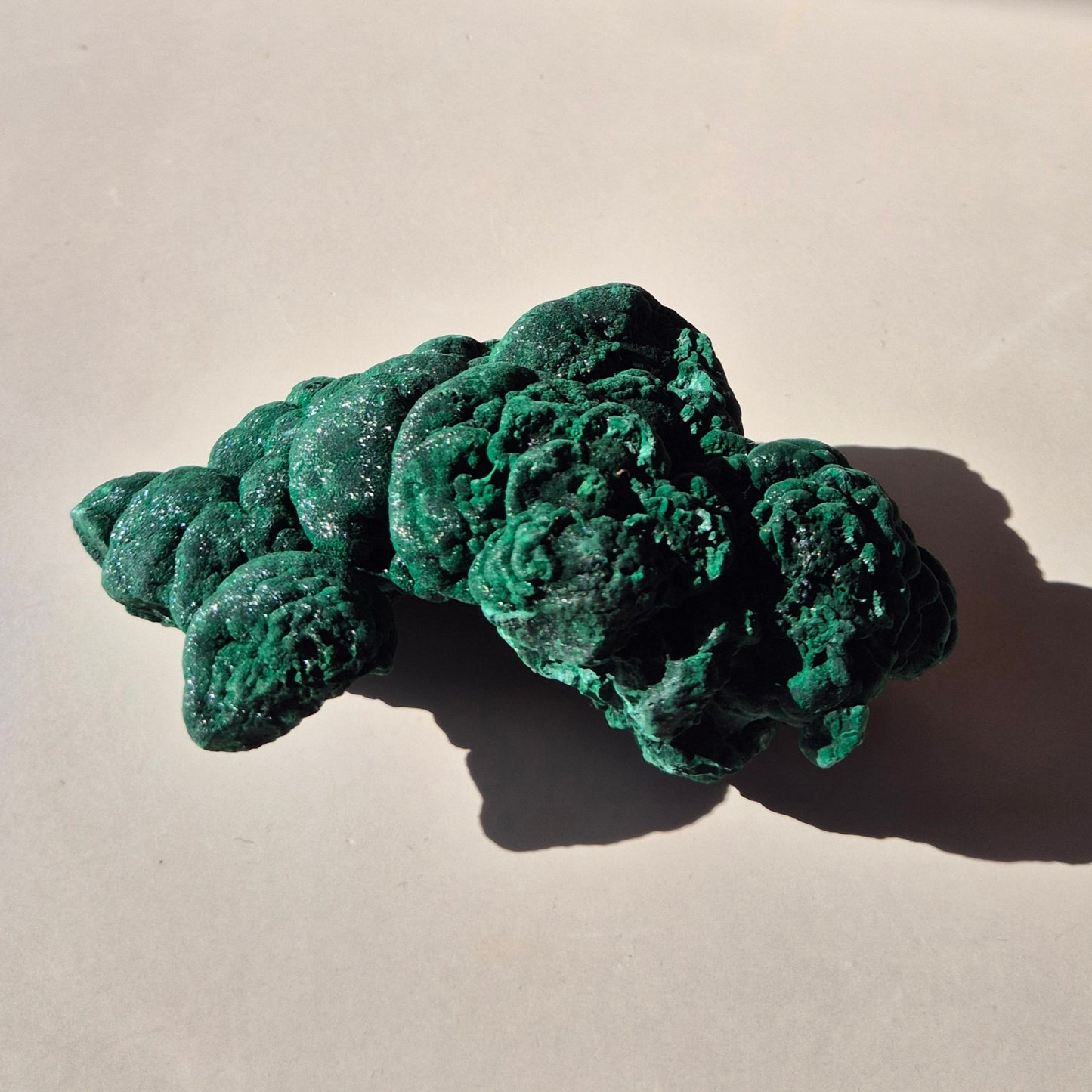 Samtmalachit – Rohes Malachit-Edelsteinstück, ca. 95 g.