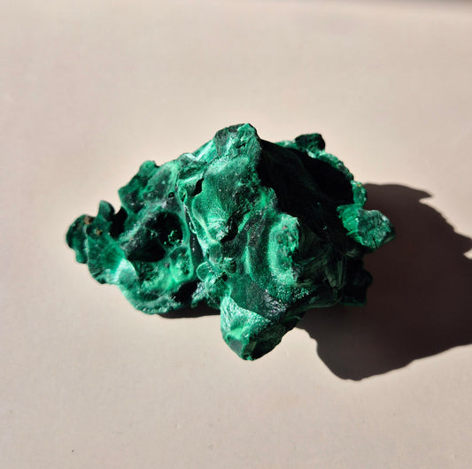 Samtmalachit – Rohes Malachit-Edelsteinstück, ca. 95 g.