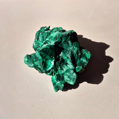 Samtmalachit – Rohes Malachit-Edelsteinstück, ca. 95 g.