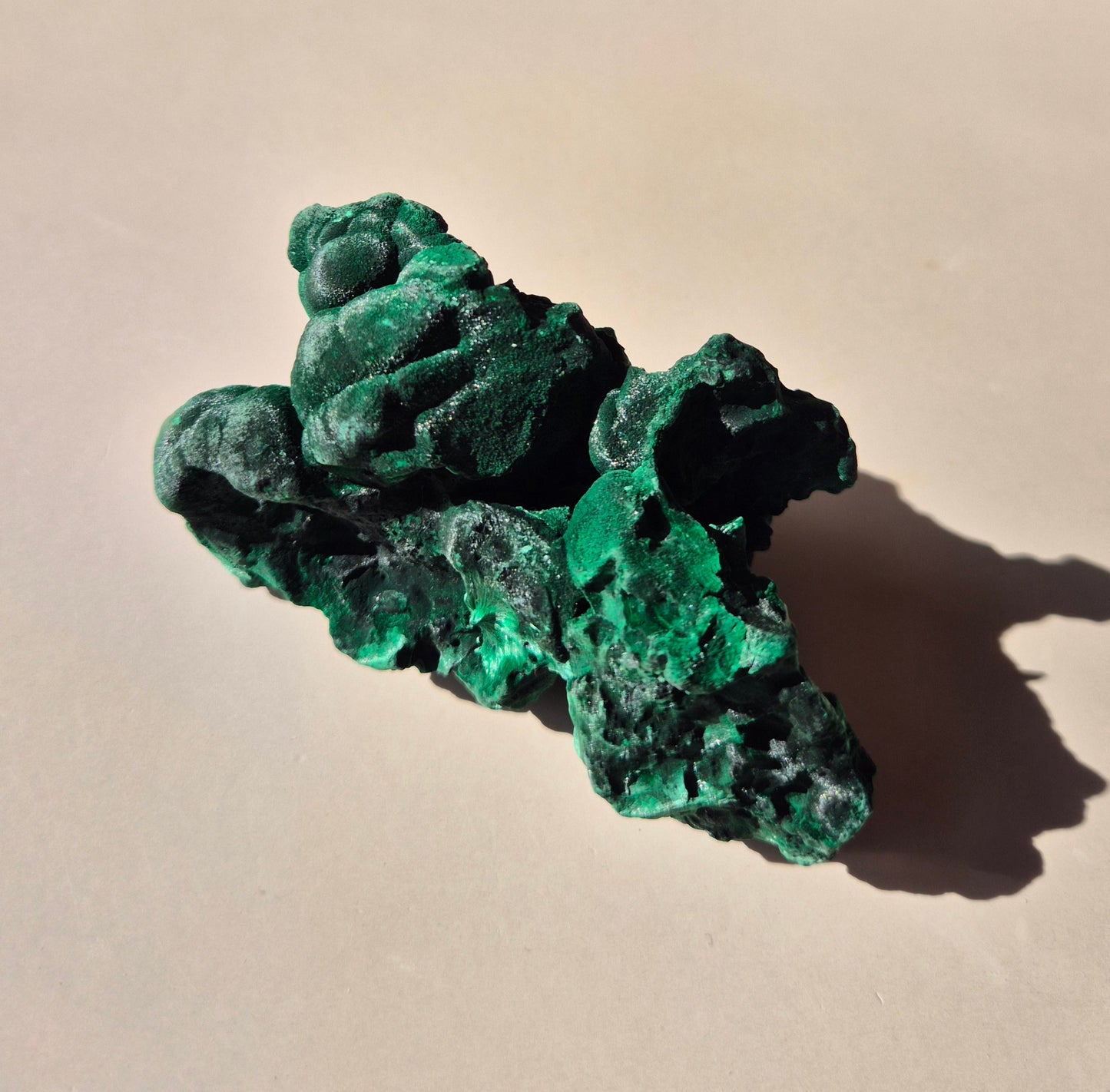 Samtmalachit – Rohes Malachit-Edelsteinstück, ca. 95 g.