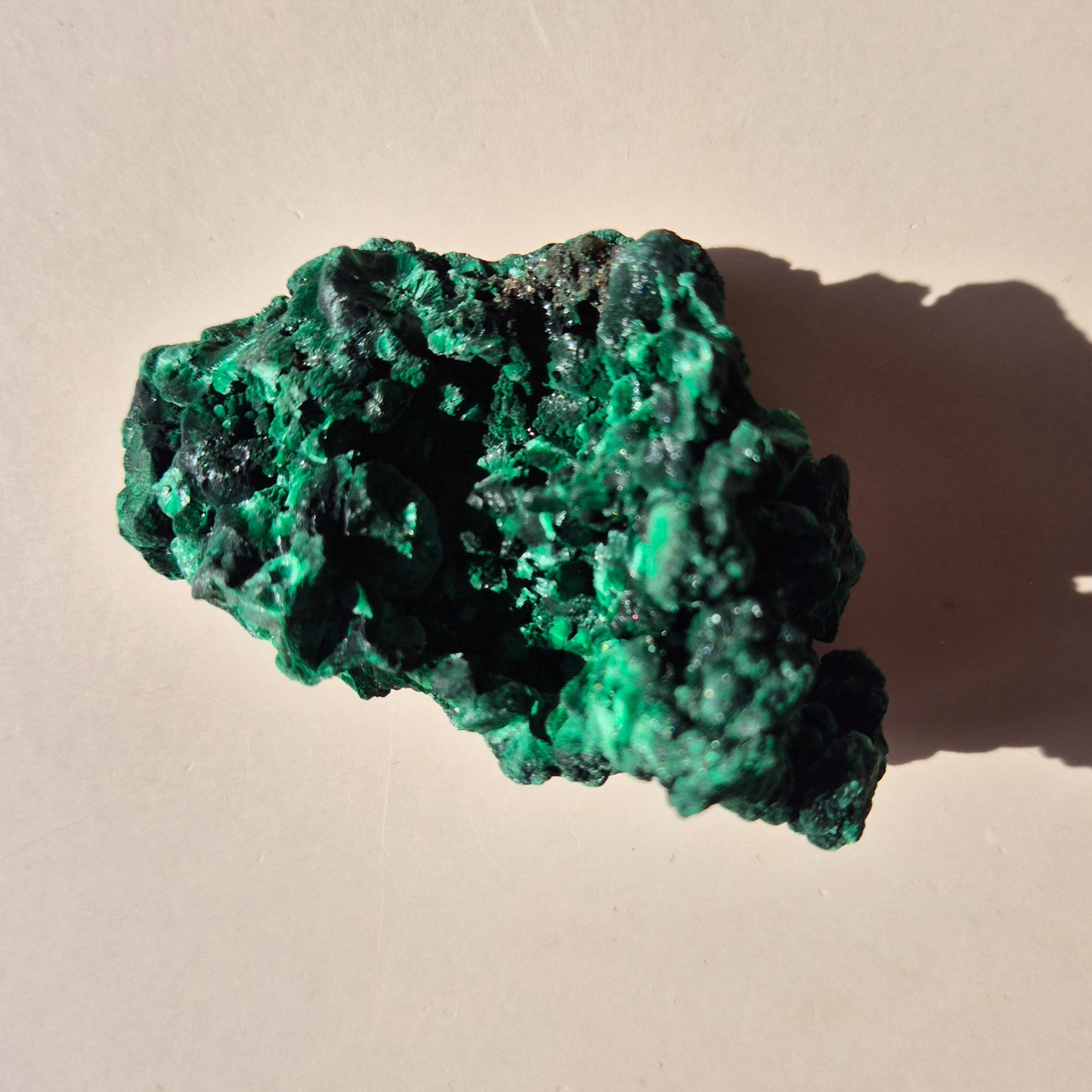 Samtmalachit – Rohes Malachit-Edelsteinstück, ca. 95 g.