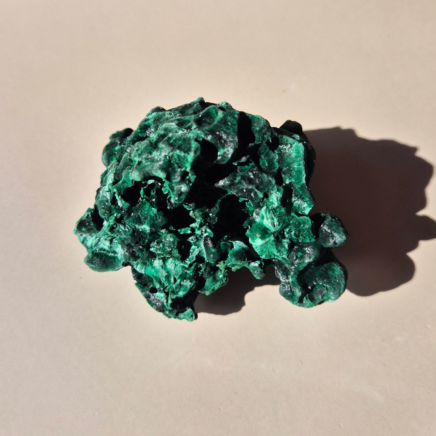 Samtmalachit – Rohes Malachit-Edelsteinstück, ca. 95 g.