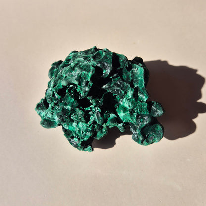 Samtmalachit – Rohes Malachit-Edelsteinstück, ca. 95 g.