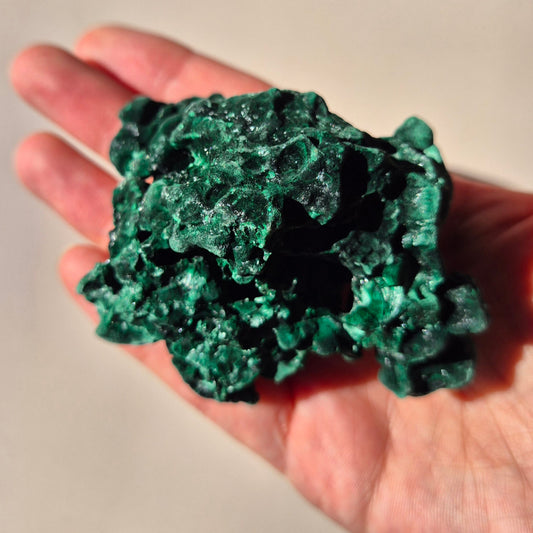 Samtmalachit – Rohes Malachit-Edelsteinstück, ca. 95 g.