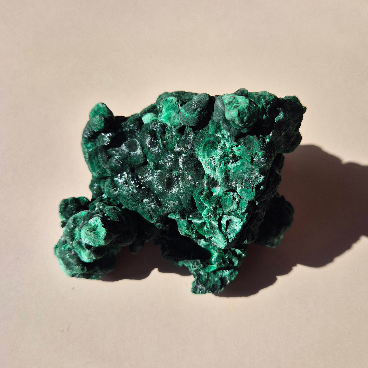 Samtmalachit – Rohes Malachit-Edelsteinstück, ca. 95 g.