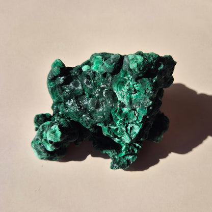 Samtmalachit – Rohes Malachit-Edelsteinstück, ca. 95 g.