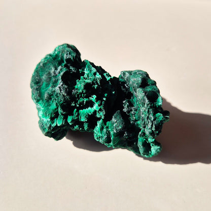 Samtmalachit – Rohes Malachit-Edelsteinstück, ca. 95 g.