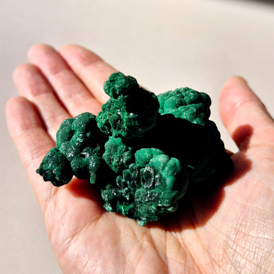 Samtmalachit – Rohes Malachit-Edelsteinstück, ca. 95 g.