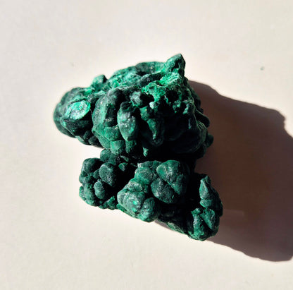 Zeldzame Edelsteen Velvet Malachite Cat Eye – Ruwe Cluster 113gram