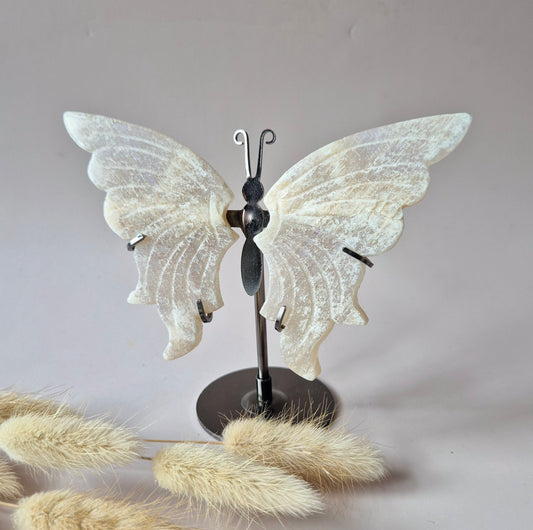 Blauwe Maansteen Vlinder met Metalen Standaard - Edelsteen Crystal Carving