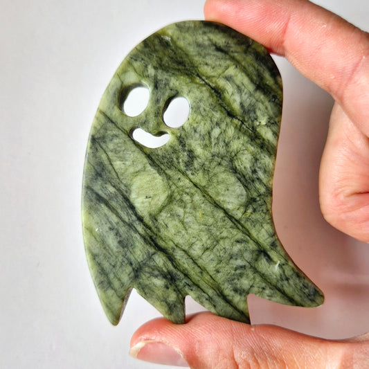 Groene Jade Spookje Edelsteen (ca. 7 cm) – Halloween Crystal Magic