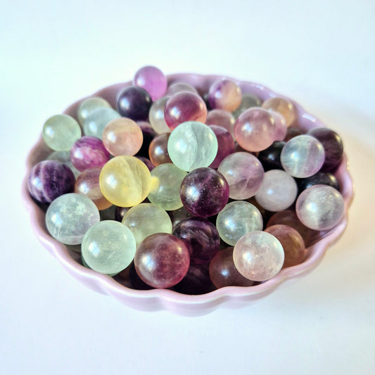 Edelsteen Mini Regenboog Fluoriet Bollen – 1–2 cm – Intuïtie, Rust & Focus