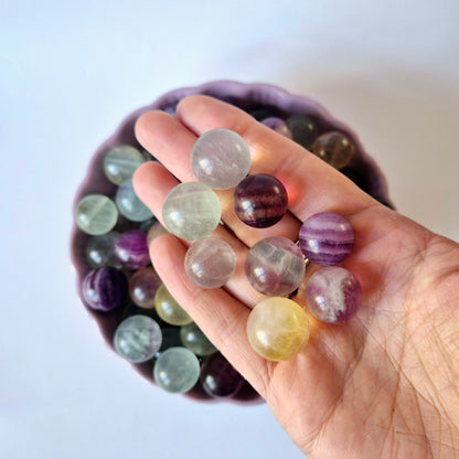 Edelsteen Mini Regenboog Fluoriet Bollen – 1–2 cm – Intuïtie, Rust & Focus