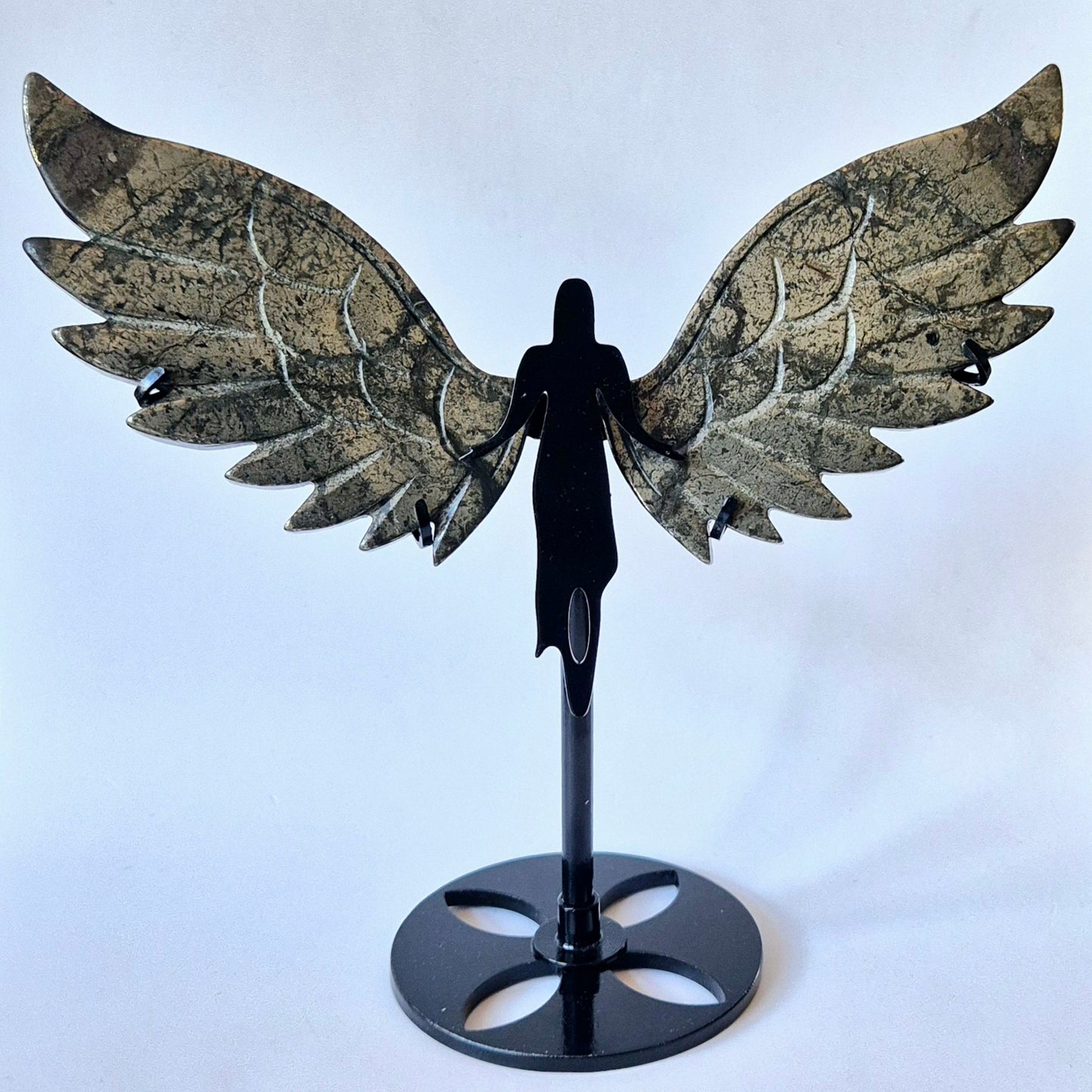 Große Flügel aus rosa Drusen-Amethyst-Edelstein auf goldenem Metallständer – Nr. 3