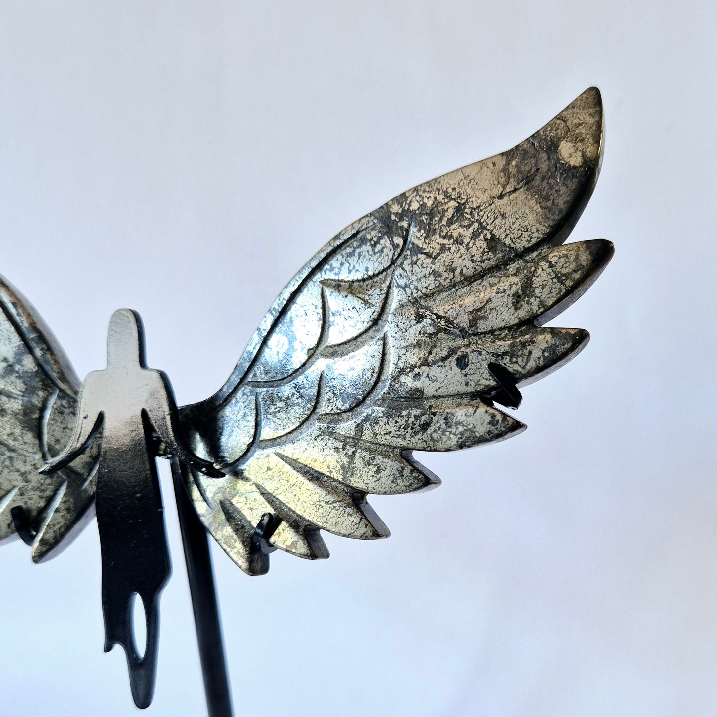 Große Flügel aus rosa Drusen-Amethyst-Edelstein auf goldenem Metallständer – Nr. 3