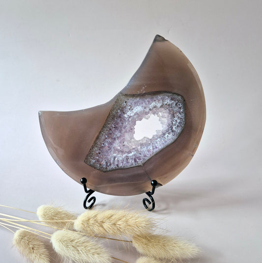Grijze Agaat Maan met Druzy & Amethist Insluitingen – 13–15 cm (incl. metalen standaard) #1 370g
