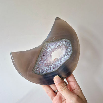 Grijze Agaat Maan met Druzy & Amethist Insluitingen – 13–15 cm (incl. metalen standaard) #1 370g