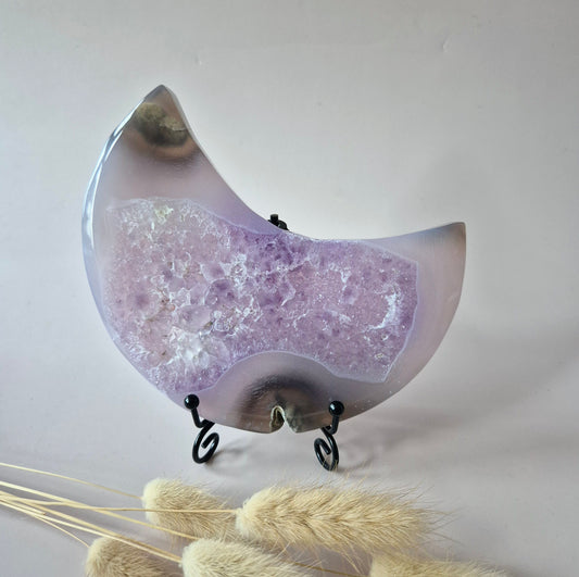 Grijze Agaat Maan met Druzy & Amethist Insluitingen – 13–15 cm (incl. metalen standaard) #2 350g