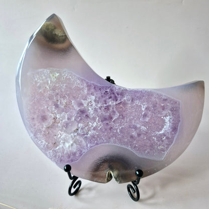 Grijze Agaat Maan met Druzy & Amethist Insluitingen – 13–15 cm (incl. metalen standaard) #2 350g