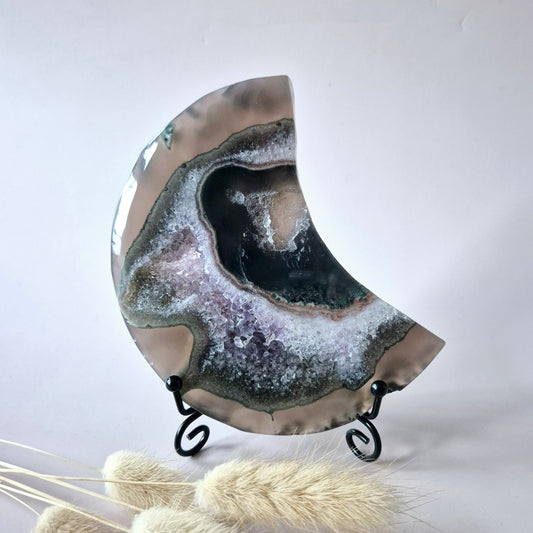 Grijze Agaat Maan met Druzy & Amethist Insluitingen – 13–15 cm (incl. metalen standaard) #3 240g