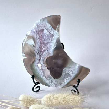 Grijze Agaat Maan met Druzy & Amethist Insluitingen – 13–15 cm (incl. metalen standaard) #5