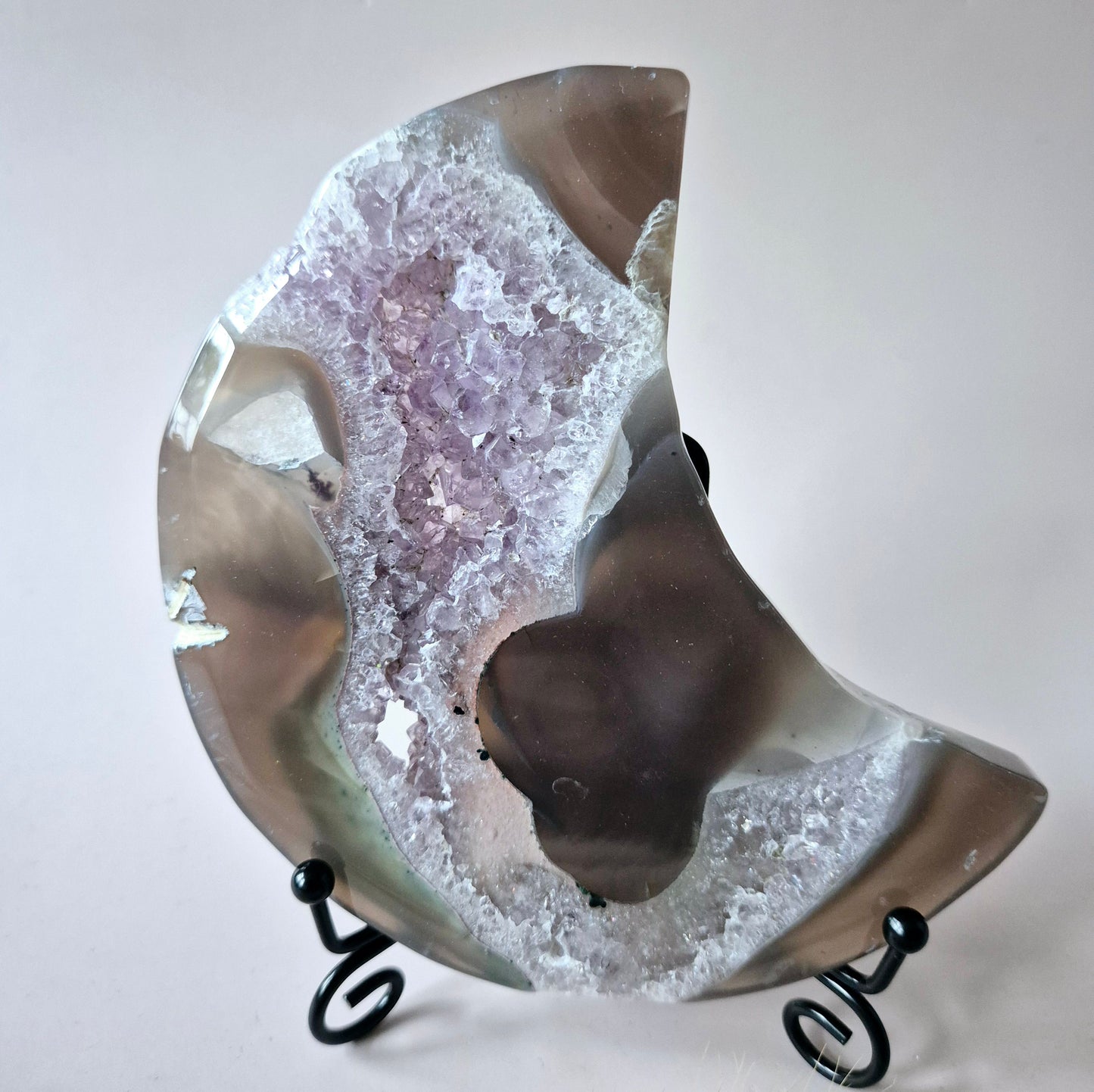 Grijze Agaat Maan met Druzy & Amethist Insluitingen – 13–15 cm (incl. metalen standaard) #5