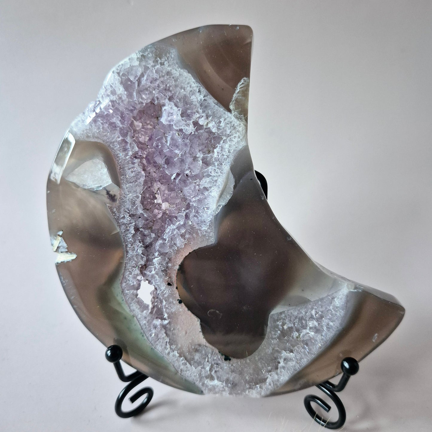 Grijze Agaat Maan met Druzy & Amethist Insluitingen – 13–15 cm (incl. metalen standaard) #5