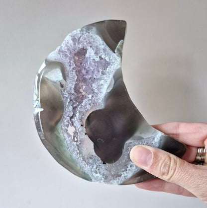 Grijze Agaat Maan met Druzy & Amethist Insluitingen – 13–15 cm (incl. metalen standaard) #5