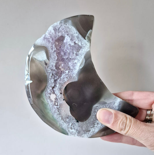 Grijze Agaat Maan met Druzy & Amethist Insluitingen – 13–15 cm (incl. metalen standaard) #5