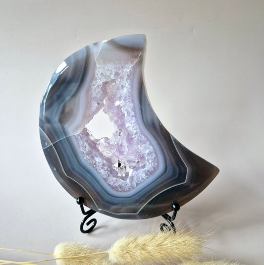 Grijze Agaat Maan met Druzy & Amethist Insluitingen – 13–15 cm (incl. metalen standaard) #6
