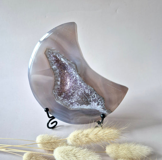 Grijze Agaat Maan met Druzy & Amethist Insluitingen – 13–15 cm (incl. metalen standaard) #7