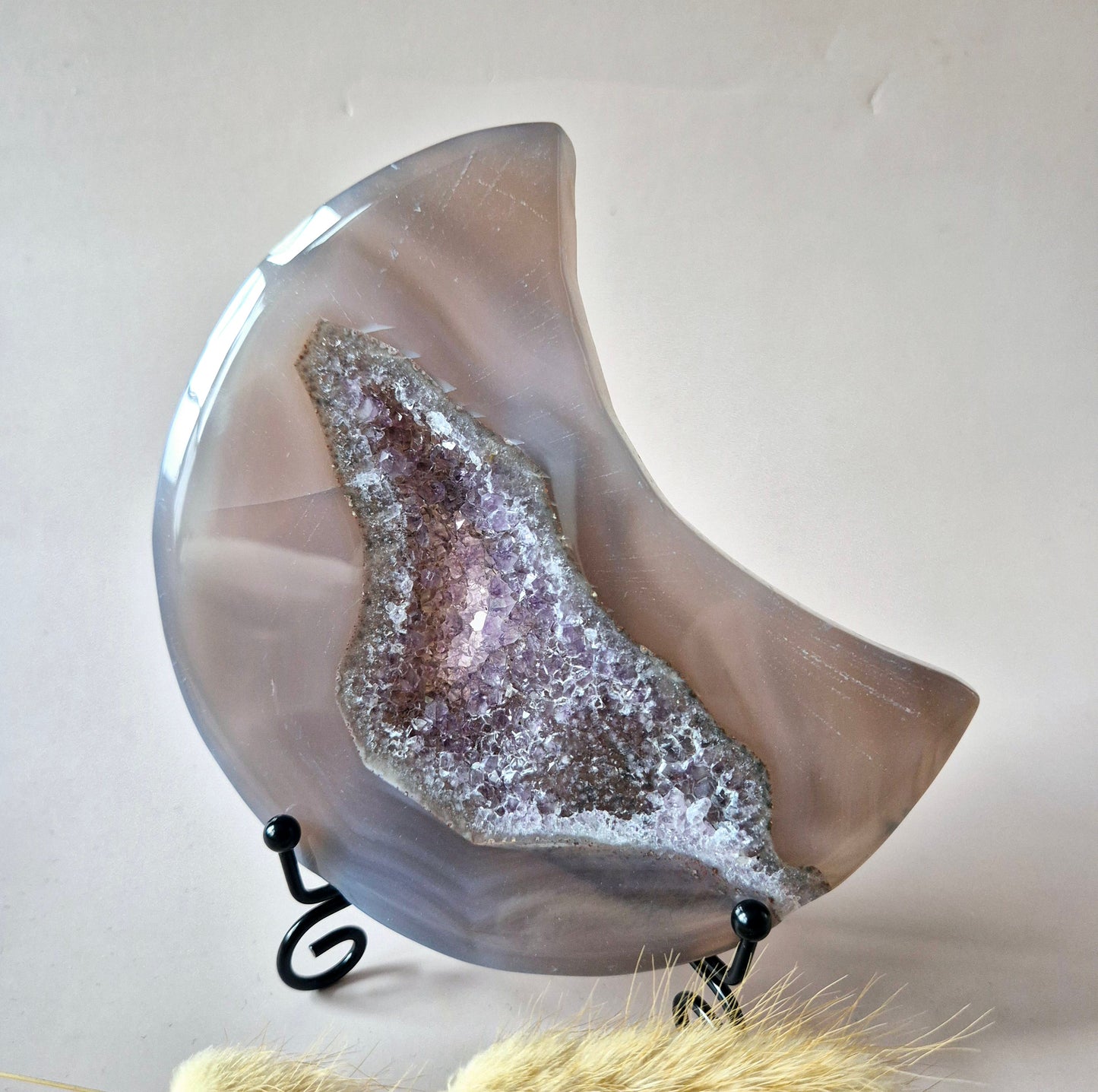 Grijze Agaat Maan met Druzy & Amethist Insluitingen – 13–15 cm (incl. metalen standaard) #7