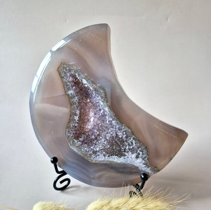 Grijze Agaat Maan met Druzy & Amethist Insluitingen – 13–15 cm (incl. metalen standaard) #7