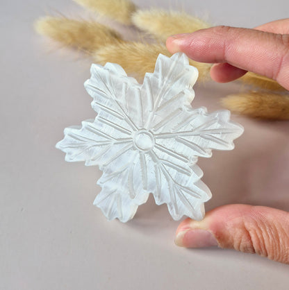 Handgesneden seleniet sneeuwvlok van 70 mm. Kristal voor zuivering, helderheid en spirituele rust. Uniek winterdecoratie stuk.