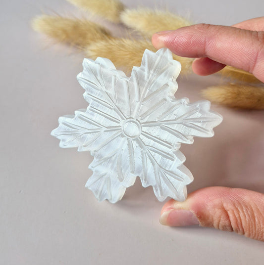 Handgesneden seleniet sneeuwvlok van 70 mm. Kristal voor zuivering, helderheid en spirituele rust. Uniek winterdecoratie stuk.