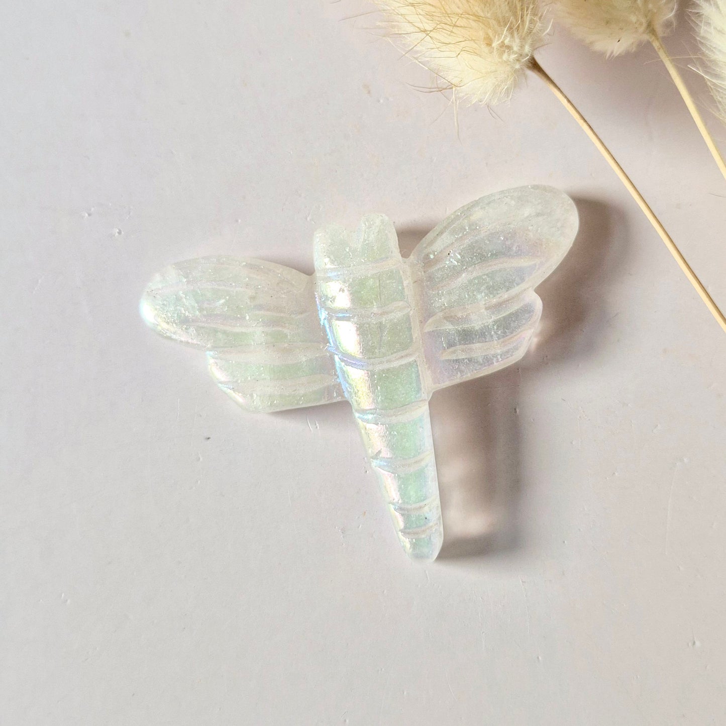 Angel Aura Libelle 5 cm – Bergkristal crystal carving in diverse steensoorten Edelsteen
